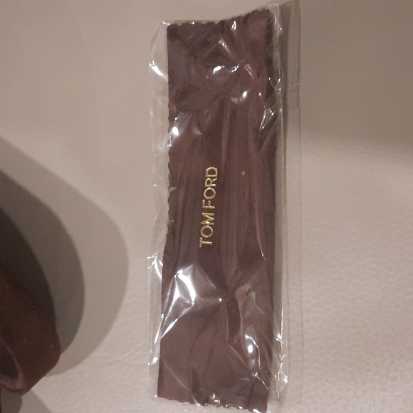 Tom Ford brown glasses case and cloth - Picture 9 of 10